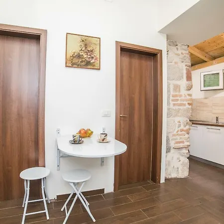 Midtown Center Apartment *
