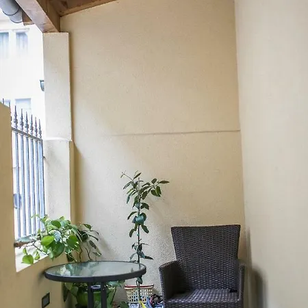 Midtown Center Apartment *