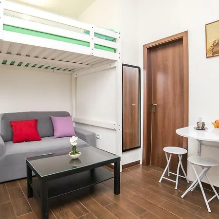 Midtown Center Apartment *