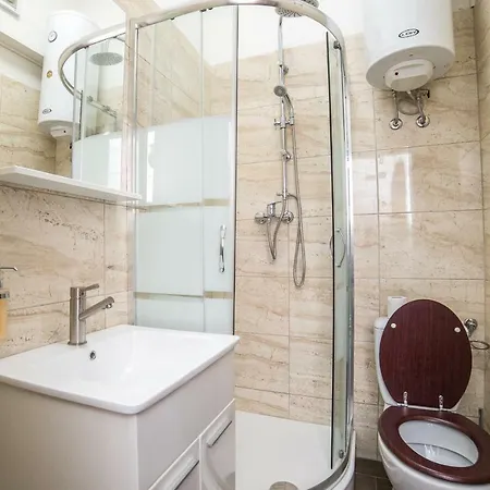 Midtown Center Apartment *